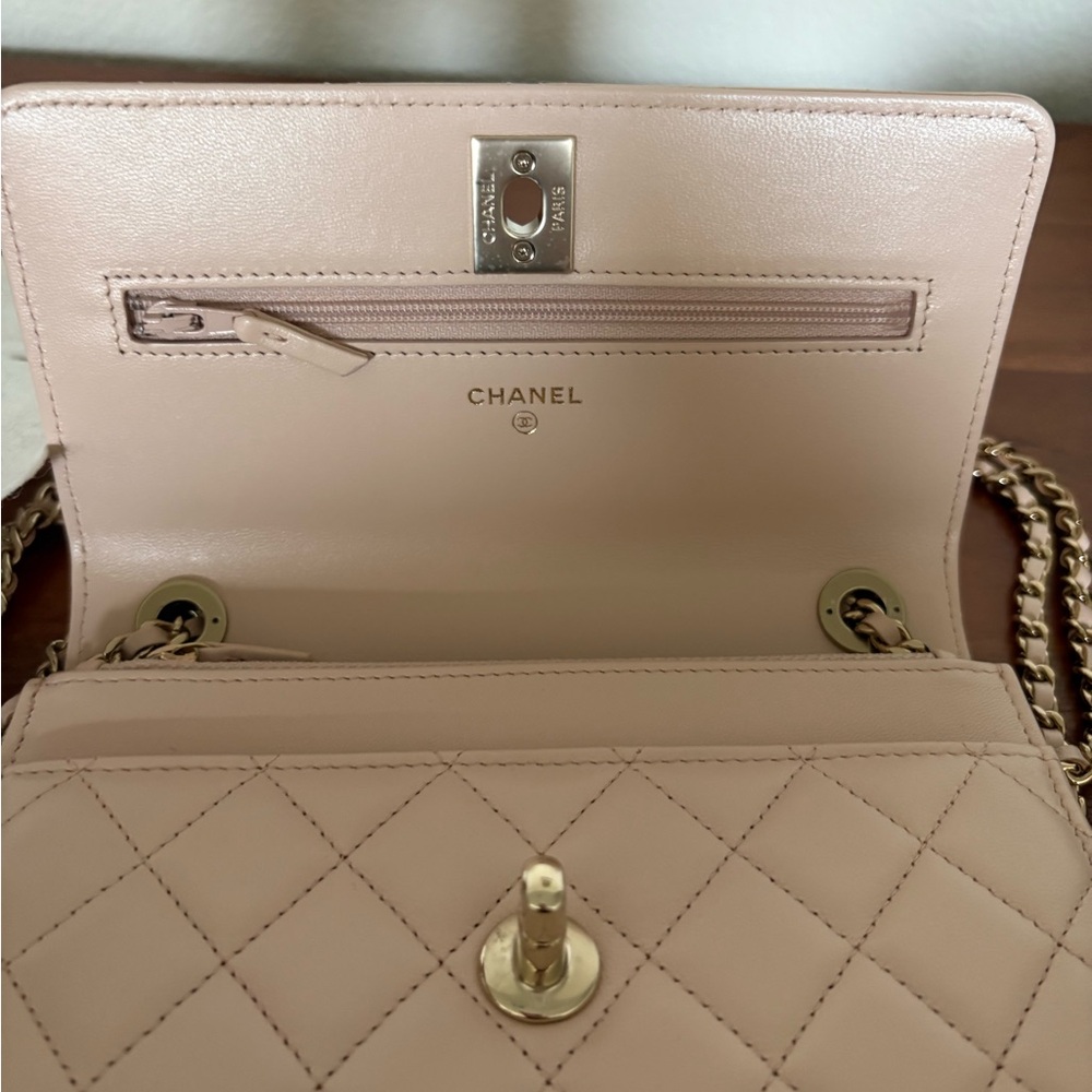 CHANEL Trendy CC Wallet On Chain WOC color: Light Beige - Picture 3 of 13